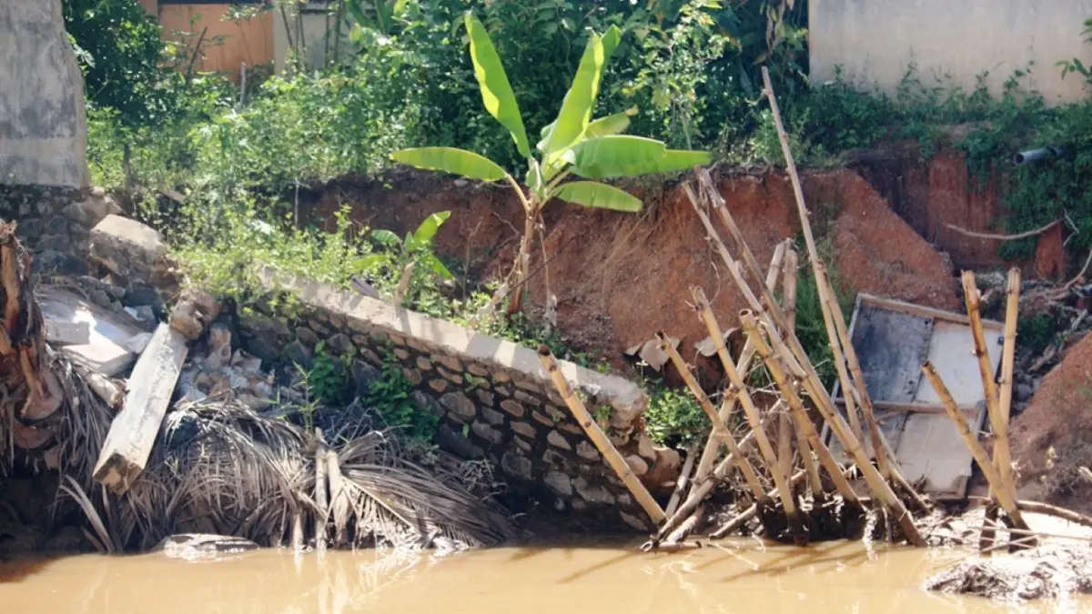 Kondisi fondasi Gereja GKPI Pandan yang tergerus akibat banjir bandang, mengancam bangunan gereja baru yang masih dalam tahap pembangunan.