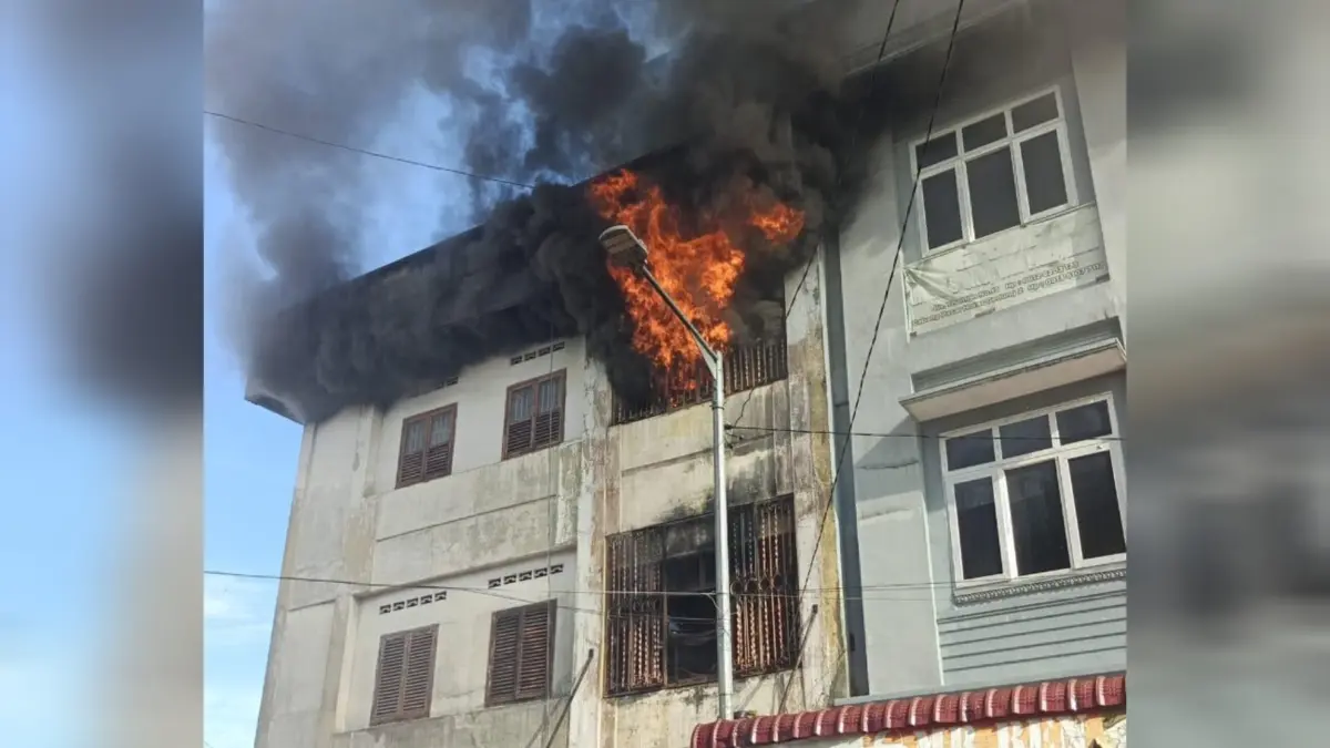 Kondisi Toko Sehati Jaya di Jalan Thamrin Pematangsiantar usai terbakar hebat pada dini hari. Api berhasil dipadamkan setelah enam jam proses pemadaman.