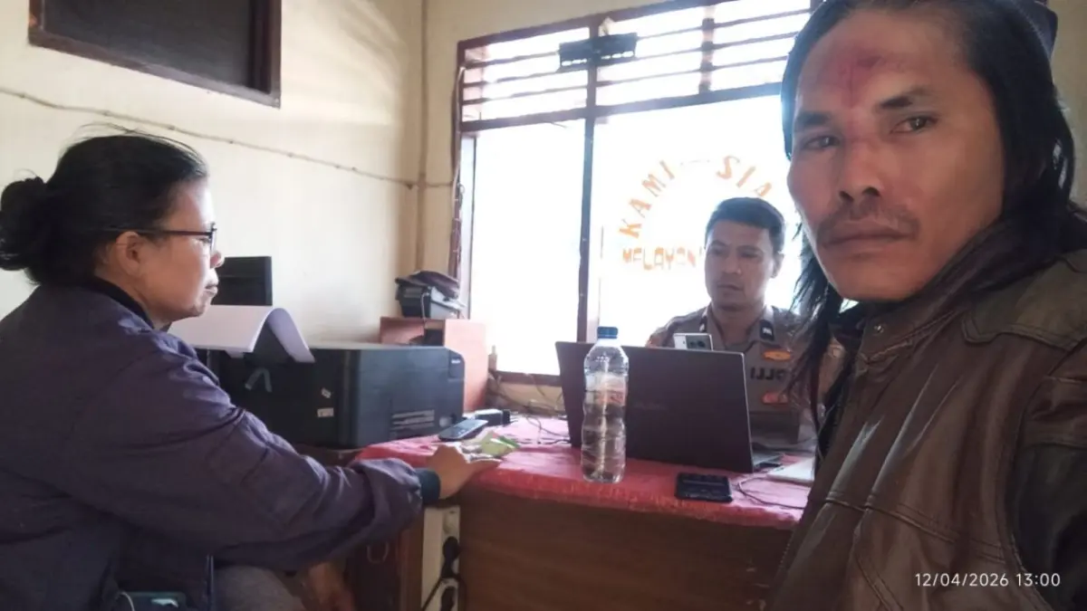 Korban wartawan saat membuat laporan dugaan penganiayaan di Mapolres Tapanuli Utara.