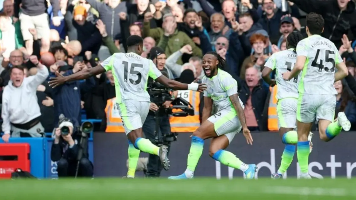 Pemain Manchester City merayakan gol ke gawang Chelsea dalam laga Premier League di Stamford Bridge, London, Minggu (12/4/2026). City menang telak 3-0.