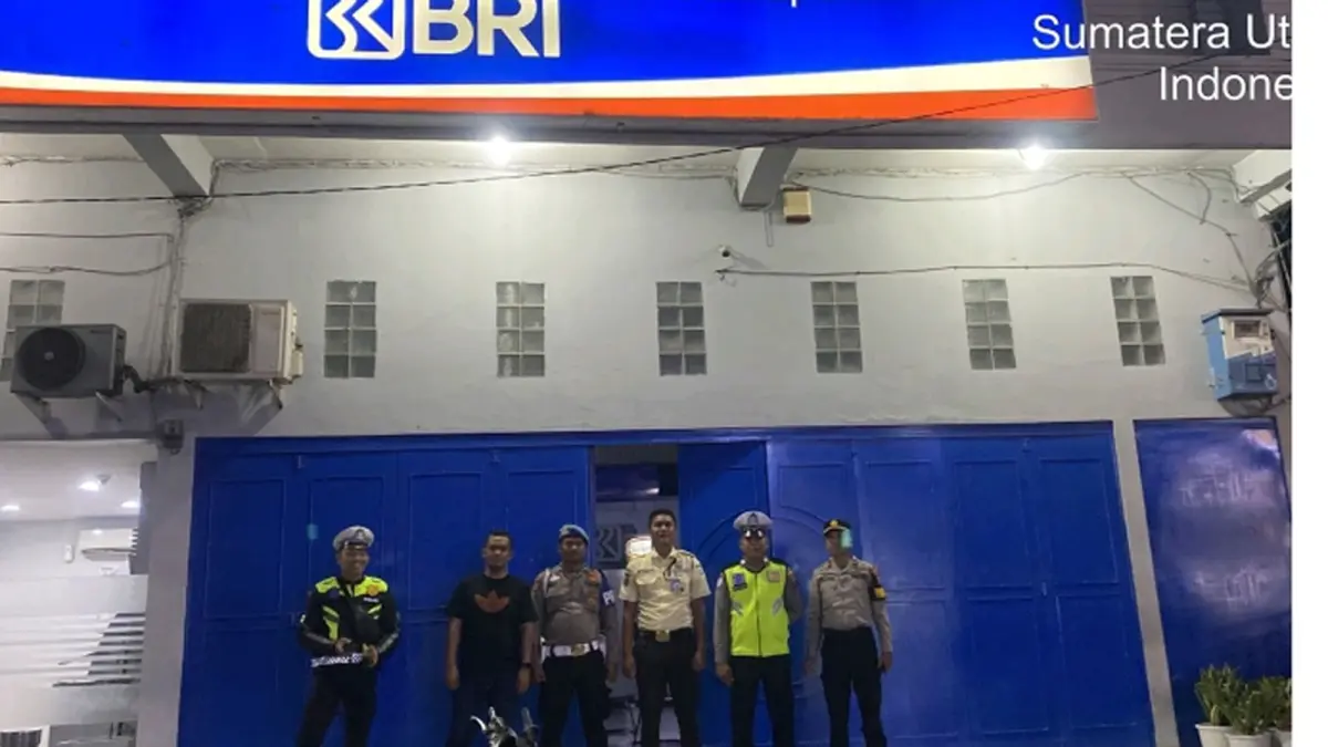 Personel Polres Labuhanbatu Selatan saat melaksanakan patroli skala besar di sejumlah titik rawan di wilayah Kotapinang untuk mengantisipasi 3C dan gangguan kamtibmas.