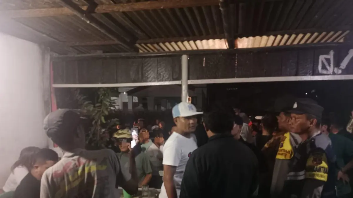 Petugas kepolisian mengamankan situasi usai penyerangan oleh kelompok massa bersenjata tajam di Jalan Merpati, Siantar Barat.
