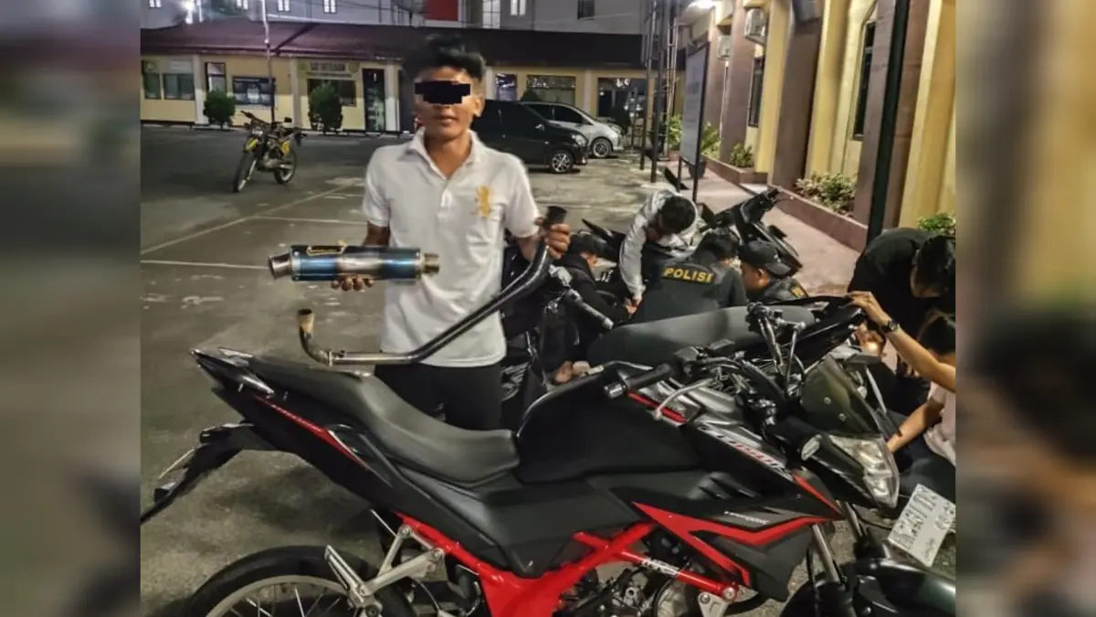 Petugas Timsus Dayok Mirah Polres Pematangsiantar mengamankan tiga sepeda motor berknalpot brong saat patroli malam hingga subuh di Kota Pematangsiantar.