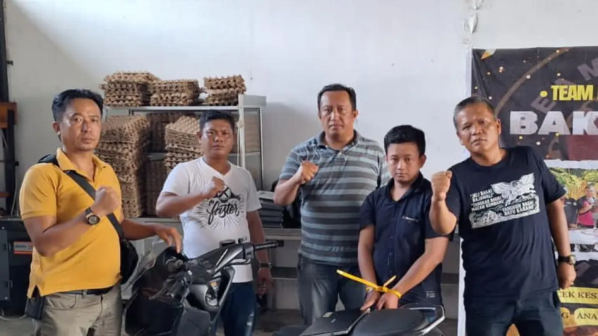 Residivis curanmor Wira Hadi Saputra diamankan polisi usai ditangkap di kawasan Pasar Merah, Medan, terkait kasus pencurian sepeda motor dan laptop.