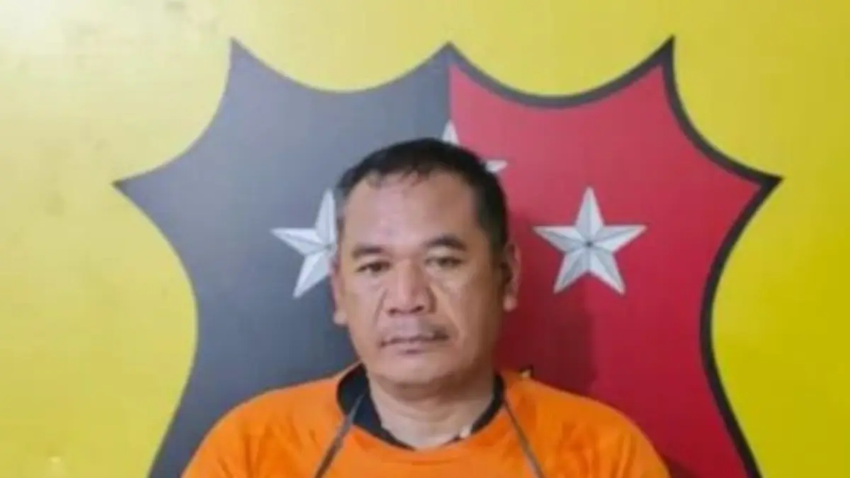 Tersangka pengedar ekstasi saat diamankan di Mapolsek Kualuh Hulu bersama barang bukti 10 butir pil ekstasi dan sepeda motor yang digunakan.