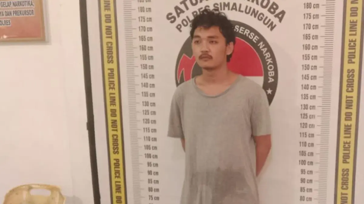 Tersangka WUS beserta barang bukti sabu seberat 1,58 gram yang disembunyikan dalam tempat minyak rambut diamankan Polsek Bosar Maligas di Simalungun.