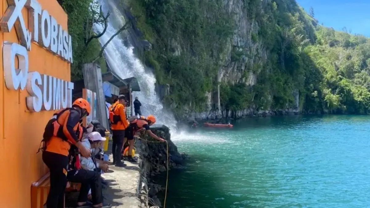 Tim SAR gabungan melakukan pencarian mahasiswa yang tenggelam di kawasan Air Terjun Situmurun, Kabupaten Toba, Minggu (12/4/2026).