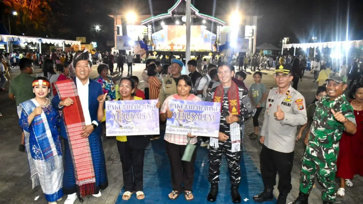 Wakil Wali Kota Sibolga Pantas Maruba Lumban Tobing menyerahkan tiket wisata rohani ke Yerusalem kepada dua jemaat pada perayaan Paskah Oikumene Kota Sibolga 2026.