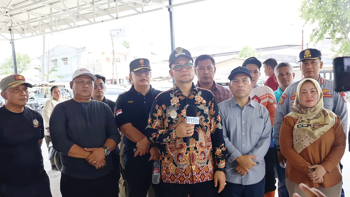 Wakil Wali Kota Tanjungbalai Muhammad Fadly Abdina saat berdialog dengan pedagang di kawasan Pasar Bahagia terkait imbauan pindah ke lapak resmi.