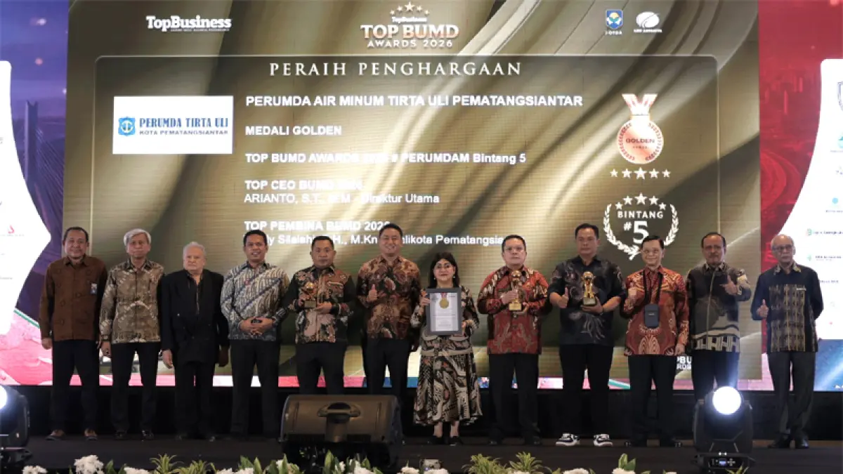Wali Kota Pematangsiantar Wesly Silalahi SH MKn menerima penghargaan TOP Pembina BUMD 2026.