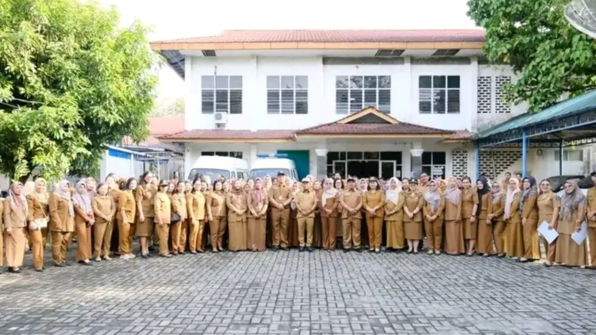 Wali Kota Sibolga memimpin apel dan melakukan sidak di Kantor Dinas Kesehatan untuk memastikan disiplin ASN dan kualitas pelayanan tetap optimal.