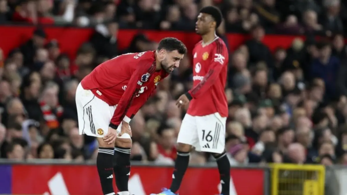 Bek Manchester United Lisandro Martinez mendapat kartu merah usai insiden dengan Dominic Calvert-Lewin di Old Trafford