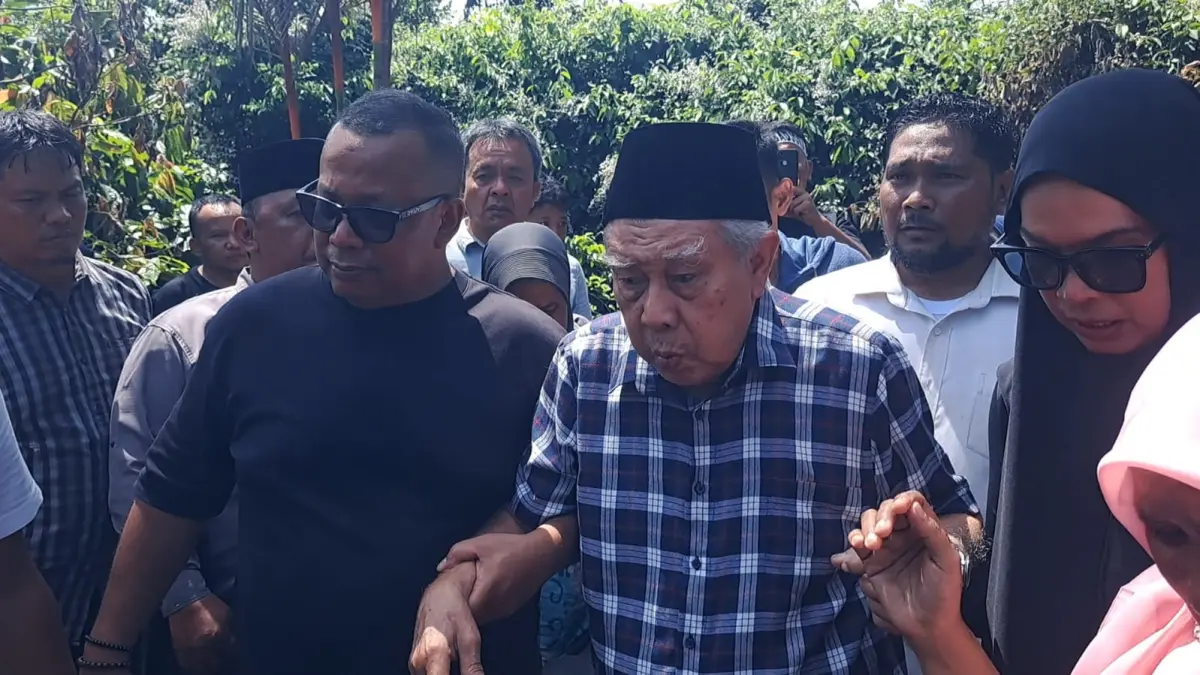 dr Badjora Siregar didampingi anaknya saat keluar dari rumah peninggalan BM Muda di Jalan Kenanga, Kota Padangsidipuan yang dieksekusi PA Padangsidimpuan, Selasa (14/4/2026). (Samman/MetroDaily)