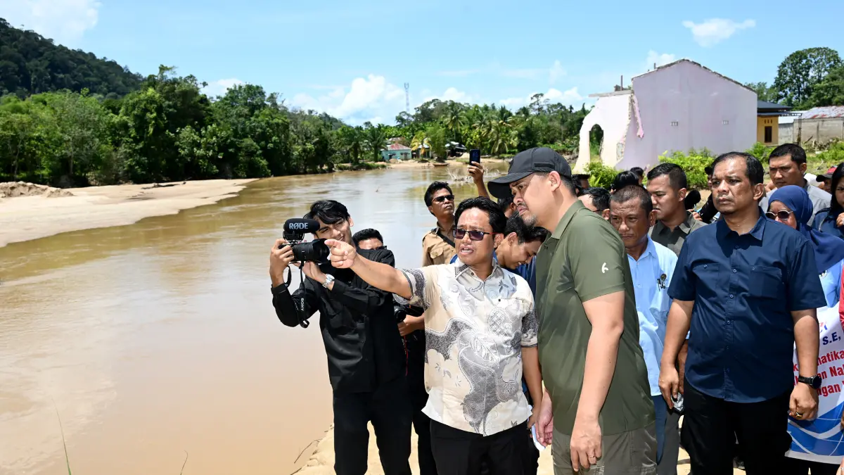Gubernur Sumut Muhammad Bobby Afif Nasution meninjau sempadan sungai bersama Bupati Tapteng di Kecamatan Pandan, Selasa (14/4). (f: Diskominfo Sumut)