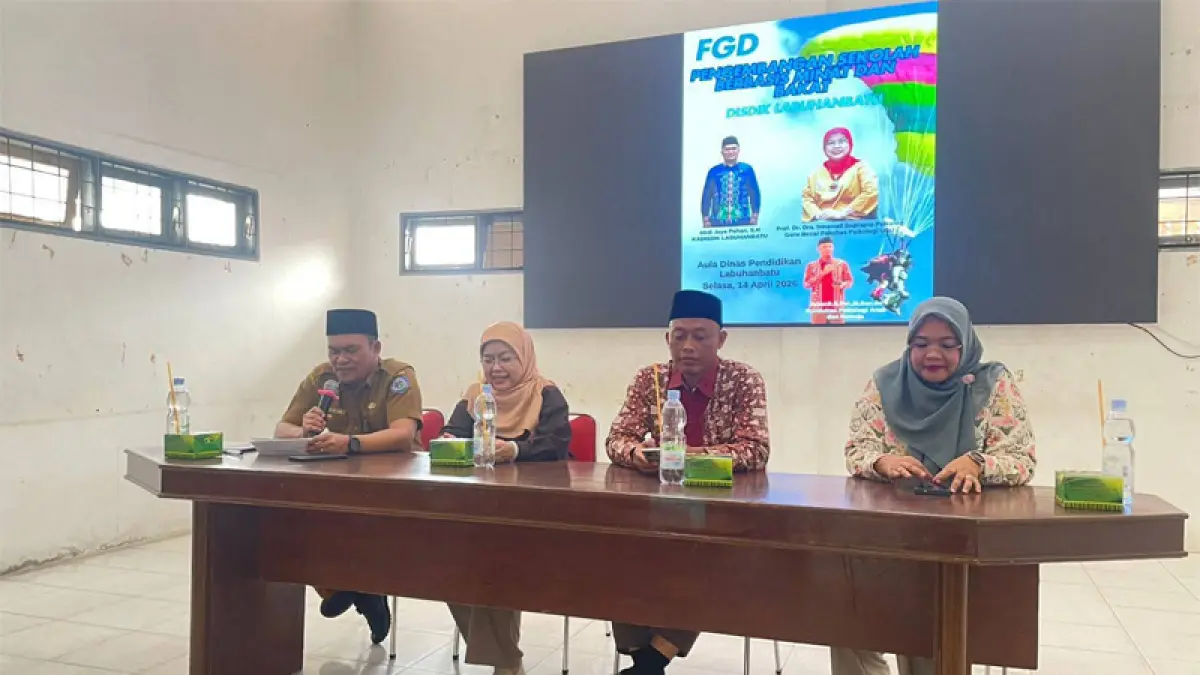 Kadis Pendidikan Labuhanbatu Abdi Jaya Pohan (kiri) saat menyampaikan sambutan.(foto:ist)