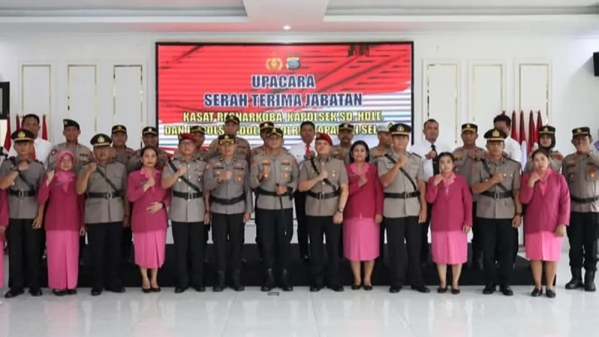 Kapolres Tapsel AKBP Yon Edi Winara pimpin acara pelantikan dan Sertijab di Aula Mako Polres Tapsel, Selasa (14/4/2026).