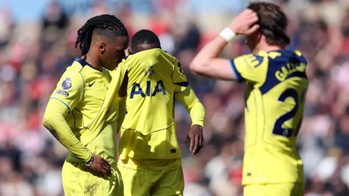 Manajer Tottenham Hotspur Roberto De Zerbi tampak lesu usai timnya kalah 0-1 dari Sunderland di Stadium of Light, Minggu (12/4/2026). 
