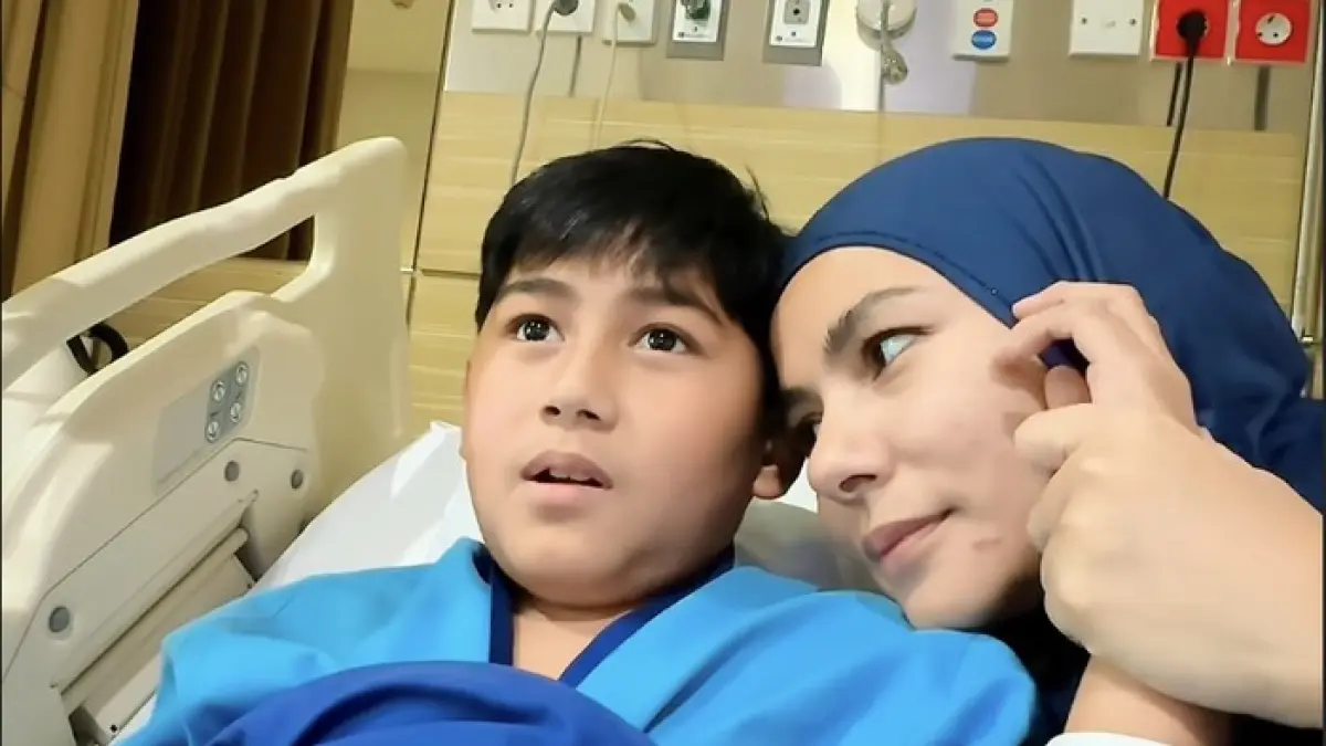 Meisya Siregar mengungkap kondisi putranya yang didiagnosis mengidap penyakit autoimun langka ITP setelah muncul gejala memar di tubuh tanpa sebab.