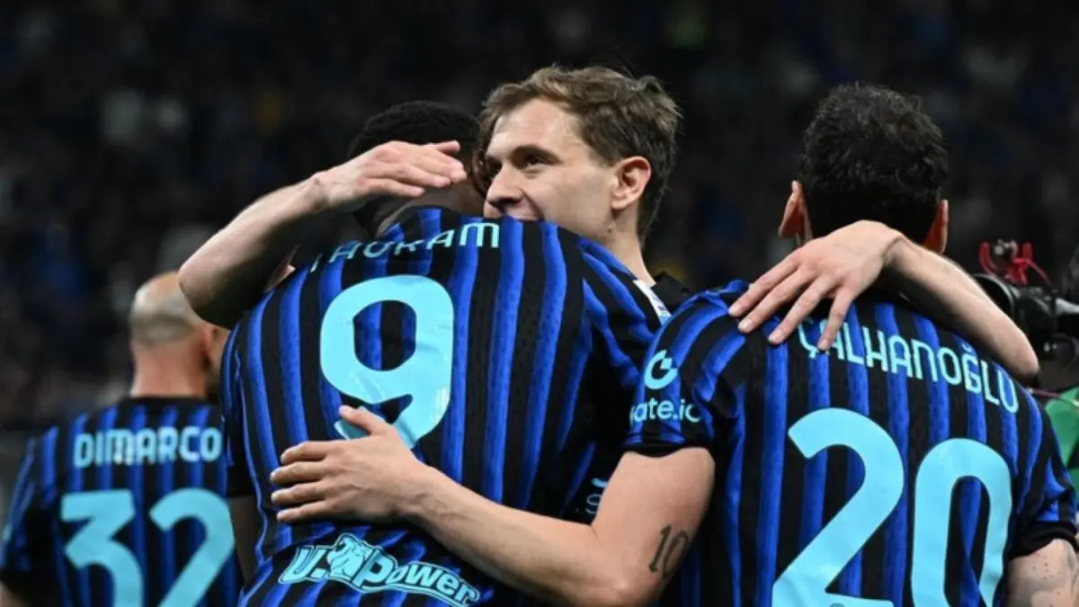 Pemain Inter Milan Denzel Dumfries merayakan kemenangan dramatis atas Como di Serie A.