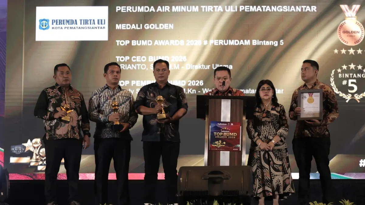 Perumda Air Minum Tirta Uli meraih empat penghargaan dalam TOP BUMD Awards 2026 di Jakarta, Senin (13/4). 