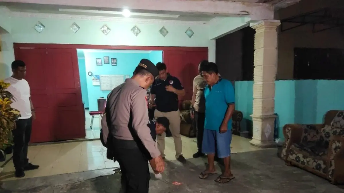 Petugas kepolisian melakukan olah TKP dan memasang garis polisi di lokasi penikaman IRT di Tebingtinggi, Selasa (14/4).