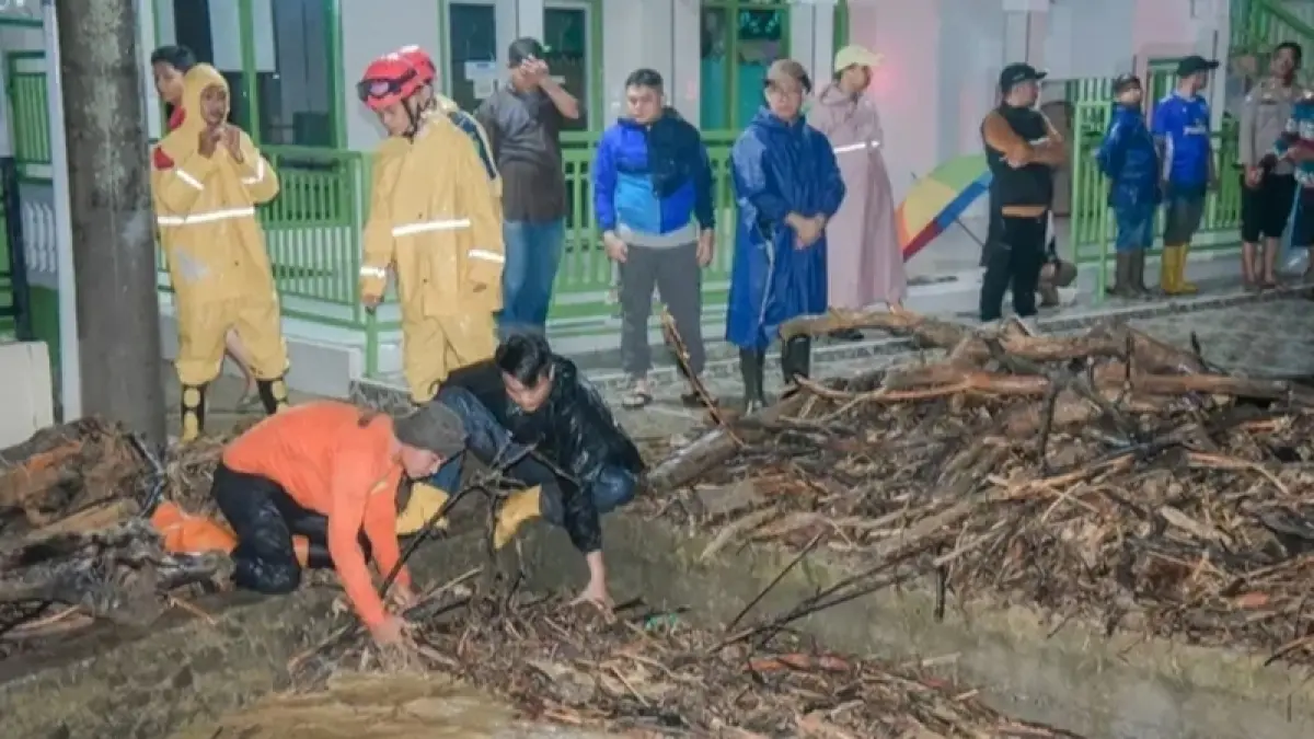 Sekda Kota Padangsidimpuan, H. Rahmat Marzuki Nasution, bersama dinas terkait turun langsung ke lokasi banjir di Desa Manegen dan Desa Goti.