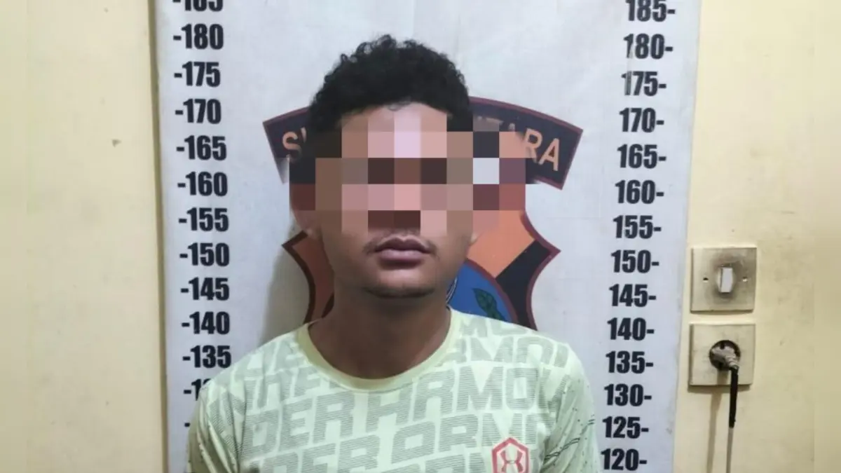 Tersangka ARP (25) diamankan Polsek Siantar Martoba usai menggadaikan mobil pinjaman milik warga ke wilayah Medan, Jumat (10/4).