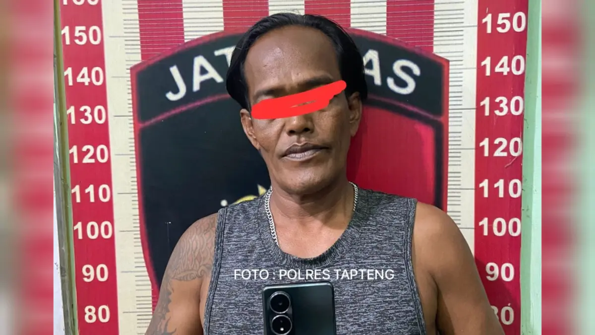 Tersangka RH alias Black diamankan Sat Reskrim Polres Tapanuli Tengah bersama barang bukti ponsel hasil curian. 