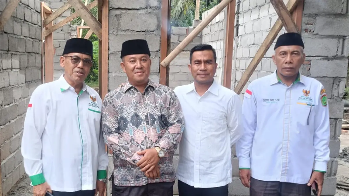 Wakil Bupati Labura Dr.H.Samsul Tanjung, bersama Ketua Baznas Sukisman, meninjau pembangunan rumah program RTLH.