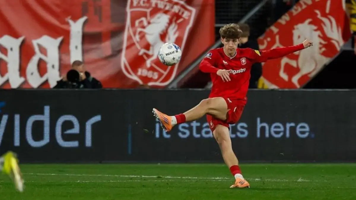 Bek muda FC Twente, Ruud Nijstad, masuk radar Barcelona dan Chelsea usai tampil impresif di Eredivisie musim ini.
