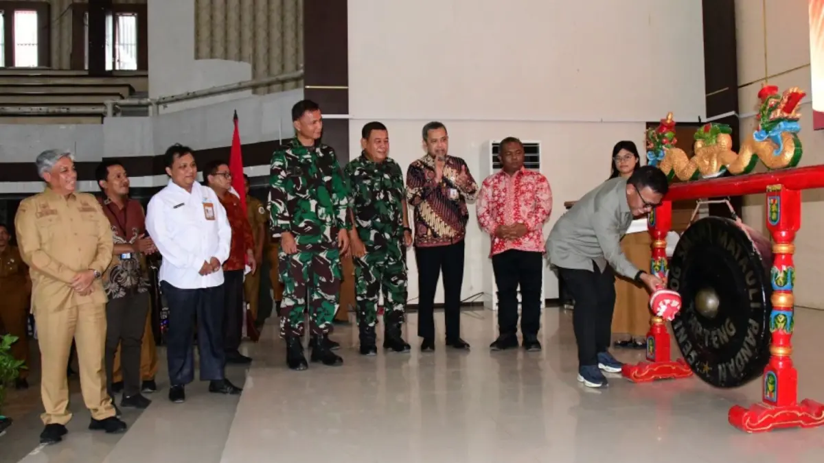 Bupati Tapanuli Tengah, Masinton Pasaribu, memukul gong sebagai tanda dibukanya Musrenbang RKPD Tahun 2027 di GOR Pandan, Selasa (15/4/2026).