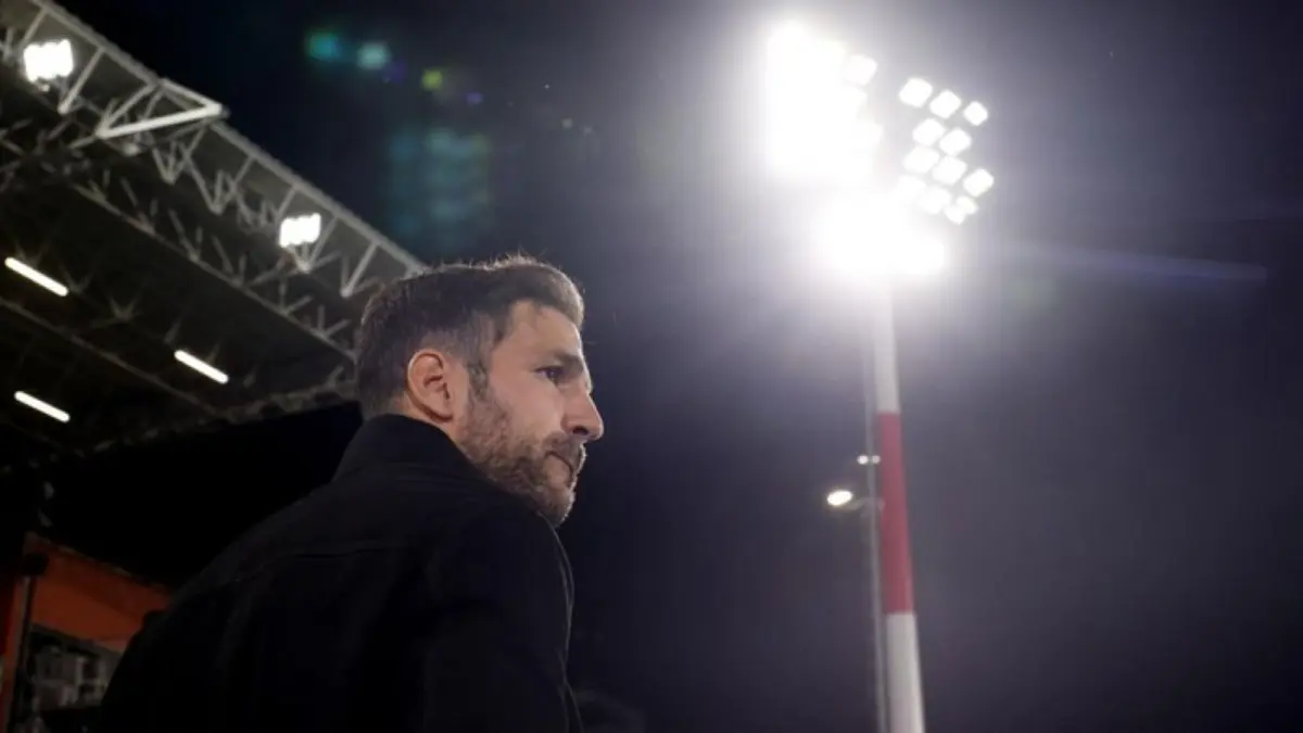 Cesc Fabregas menegaskan komitmennya bertahan di Como di tengah ketertarikan klub-klub besar Eropa.