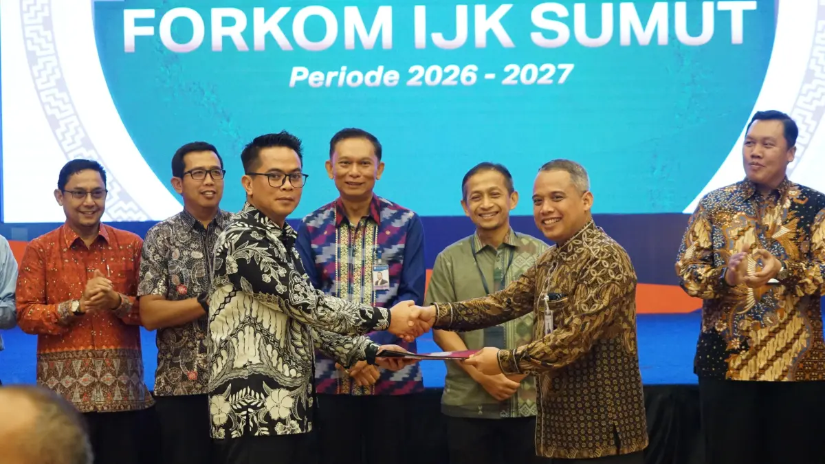 Dirut Bank Sumut Heru Mardiansyah saat serah terima jabatan Ketua Forkom IJK Sumut periode 2026–2027 di Medan.