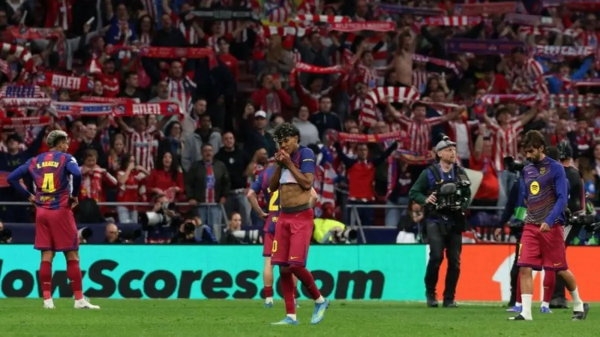 Ekspresi kecewa pemain Barcelona usai tersingkir dari Liga Champions, dengan lini pertahanan menjadi sorotan akibat tingginya jumlah kebobolan.