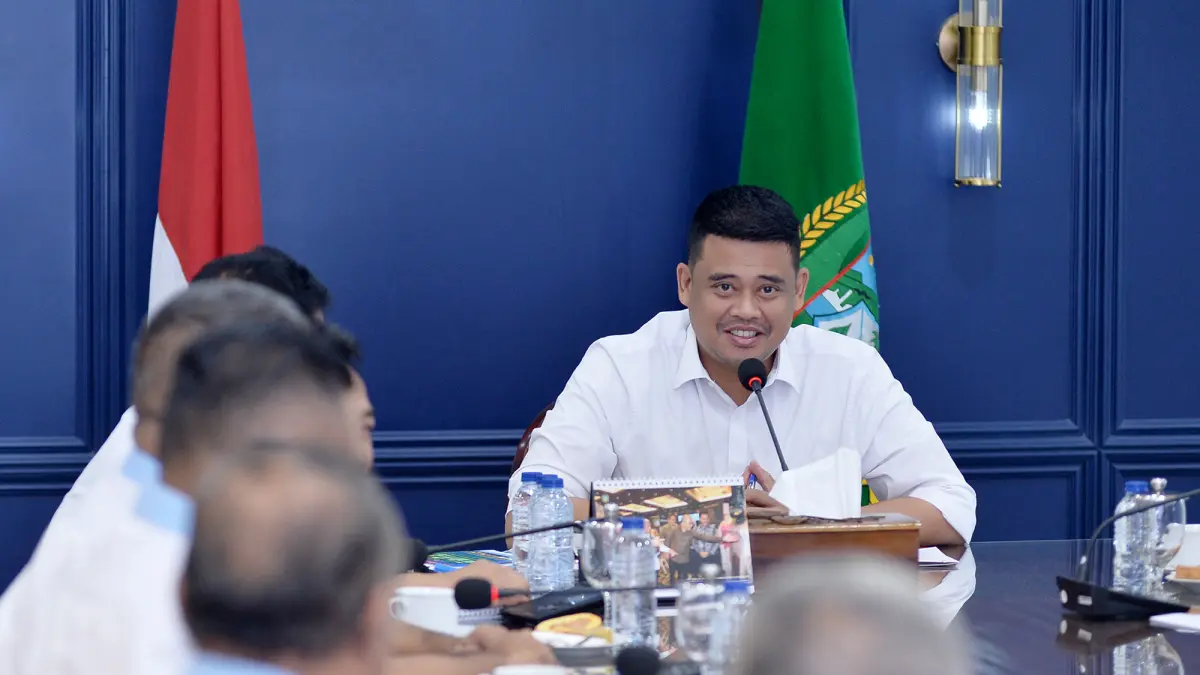 Gubernur Sumut Bobby Nasution mengikuti rakor percepatan pembangunan hunian tetap pascabencana secara daring dari Kantor Gubernur Sumut di Medan.