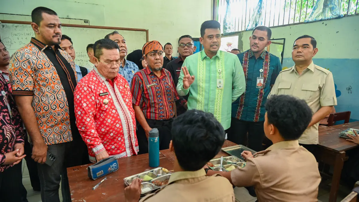 Gubernur Sumut Bobby Nasution meninjau SMAN 5 Pematangsiantar, Kamis (16/4/2026), terkait solusi sengketa lahan yang berujung opsi relokasi sekolah.