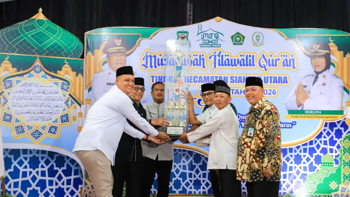Kelurahan Martoba menerima piala juara umum MTQN ke-55 tingkat Kecamatan Siantar Utara pada penutupan kegiatan di halaman Kantor Camat, Selasa (14/4).