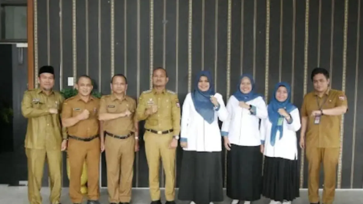 Kepala BPJS Ketenagakerjaan Cabang Kisaran, Ferina Burhan dan Wali Kota Tanjungbalai, Mahyaruddin Salim.