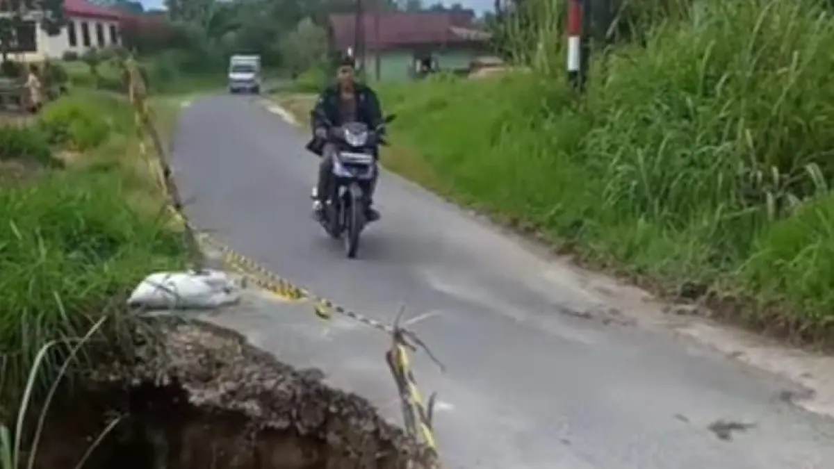 Kondisi salah satu ruas jalan kabupaten di Tapanuli Utara yang mengalami kerusakan dan dikeluhkan warga karena minim perawatan.