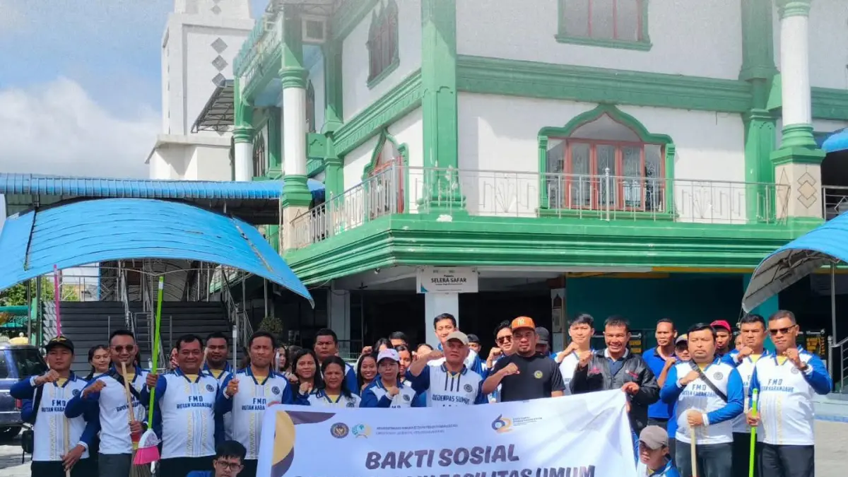 Petugas dan warga binaan Rutan Kabanjahe melakukan aksi bersih-bersih di Masjid Agung Kabanjahe dalam rangka HBP ke-62. 