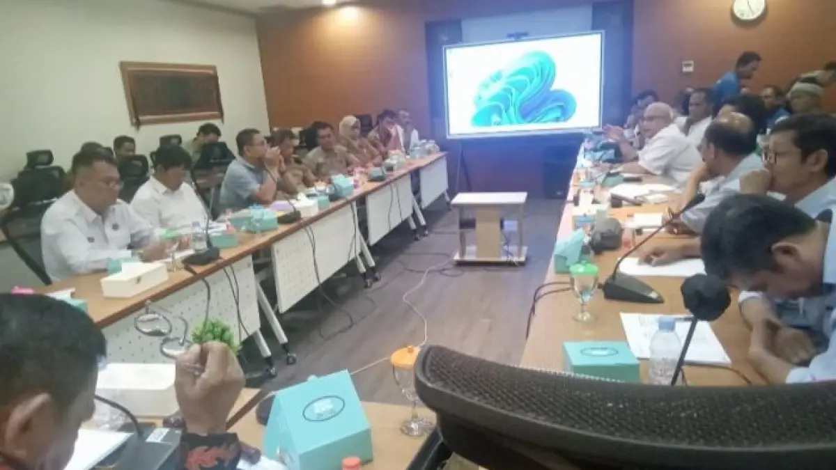 Suasana rapat dengar pendapat Komisi A dan B DPRD Sumut membahas status HGU PT Bridgestone Sumatera Rubber Estate yang telah berakhir sejak 2022.
