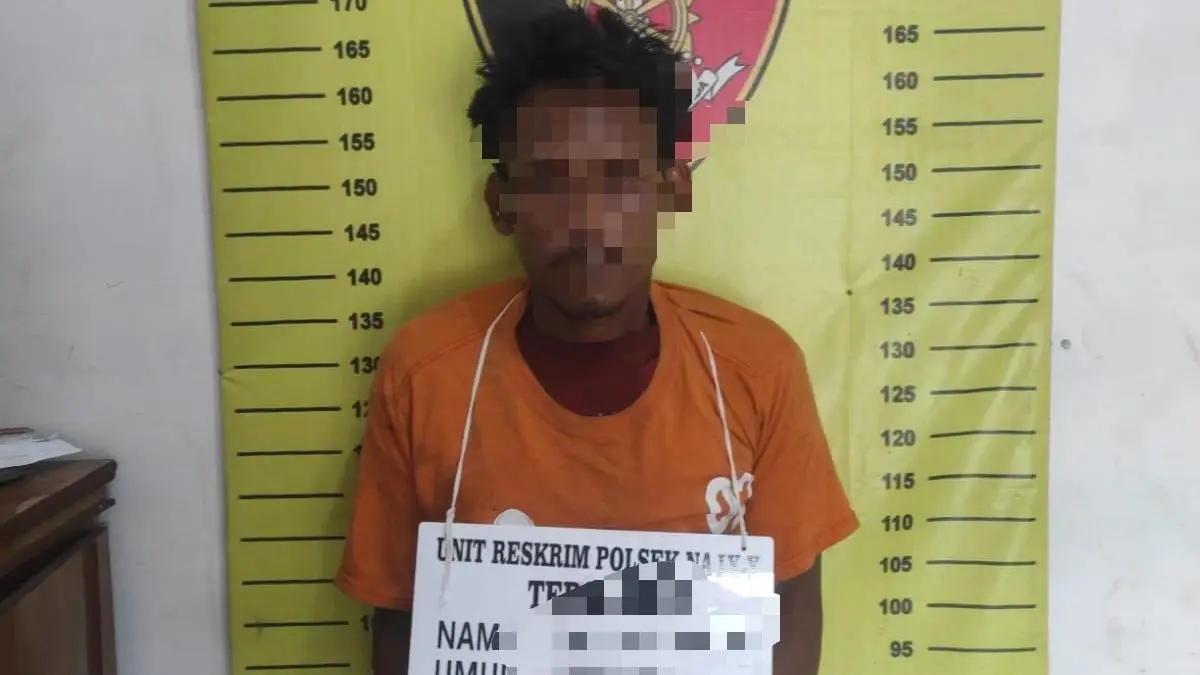 Tersangka pengedar sabu alias Ginot saat diamankan personel Polsek Na IX-X, Polres Labuhanbatu. (