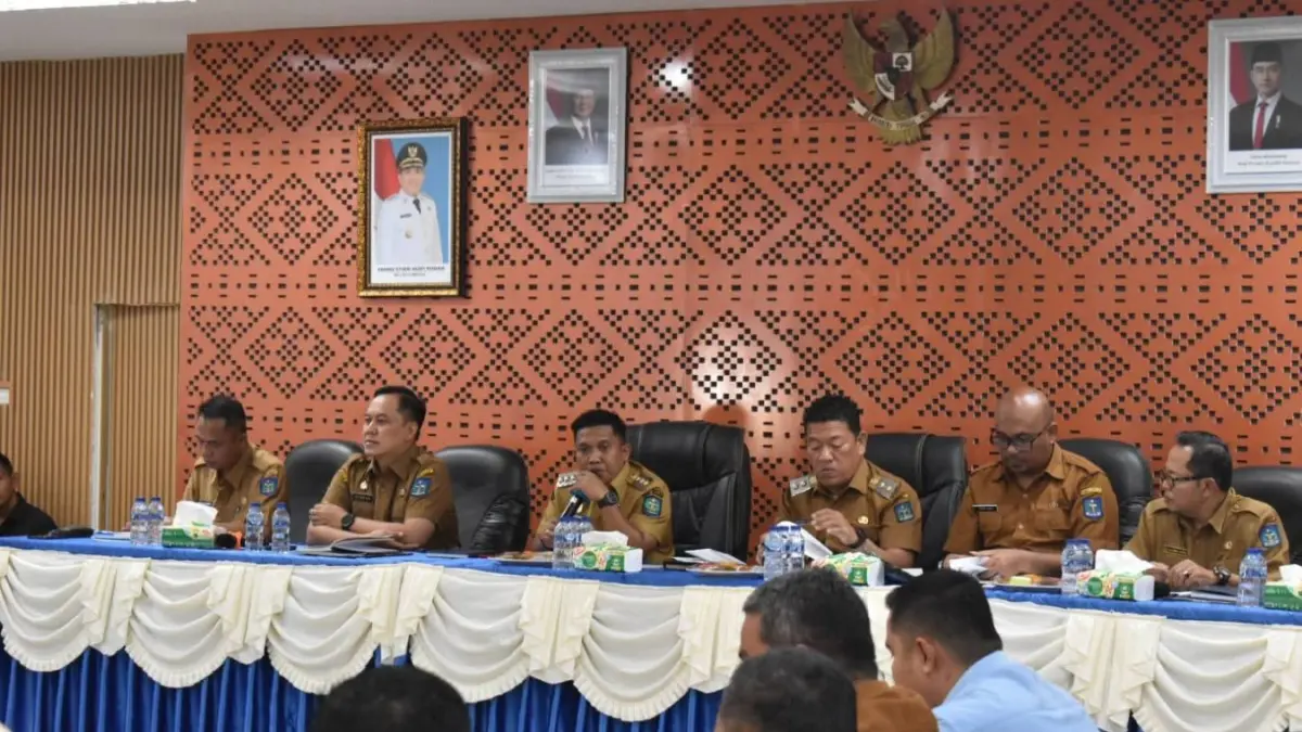 Wali Kota Sibolga Akhmad Syukri Nazry Penarik memimpin Rakerpem di Aula Nusantara I Kantor Wali Kota Sibolga, membahas kinerja OPD dan penataan aset daerah.