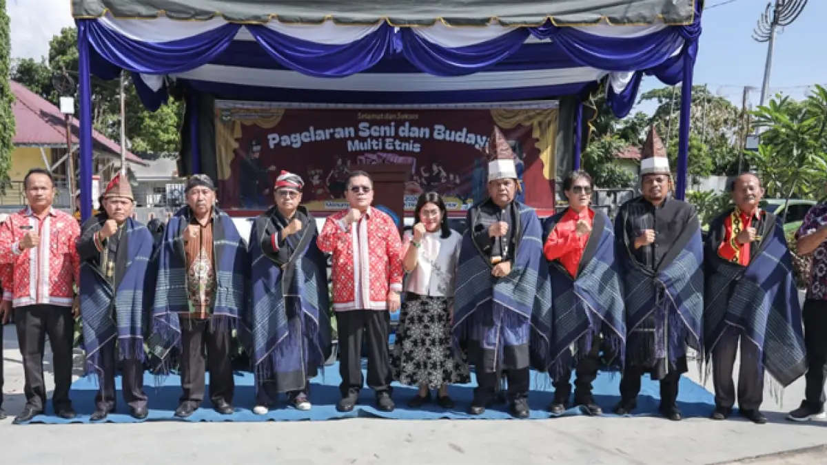 Wali Kota Wesly Silalahi SH MKn dan Ny Liswati bersama perwakilan 10 etnis di Kota Pematangsiantar.