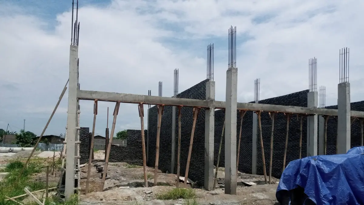 Aktivitas pembangunan ruko di kawasan CBD Helvetia, Deli Serdang, tetap berlangsung meski Persetujuan Bangunan Gedung (PBG) masih dalam proses dan belum diterbitkan.