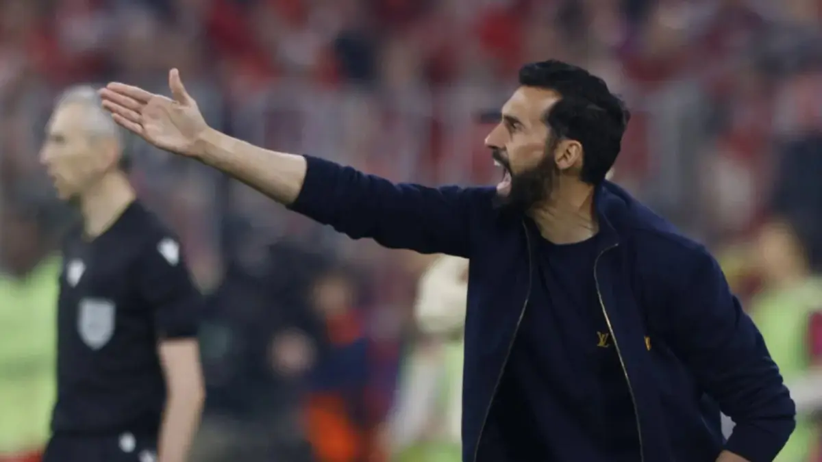 Álvaro Arbeloa saat mendampingi Real Madrid di pinggir lapangan dalam laga Liga Champions musim 2025/2026.