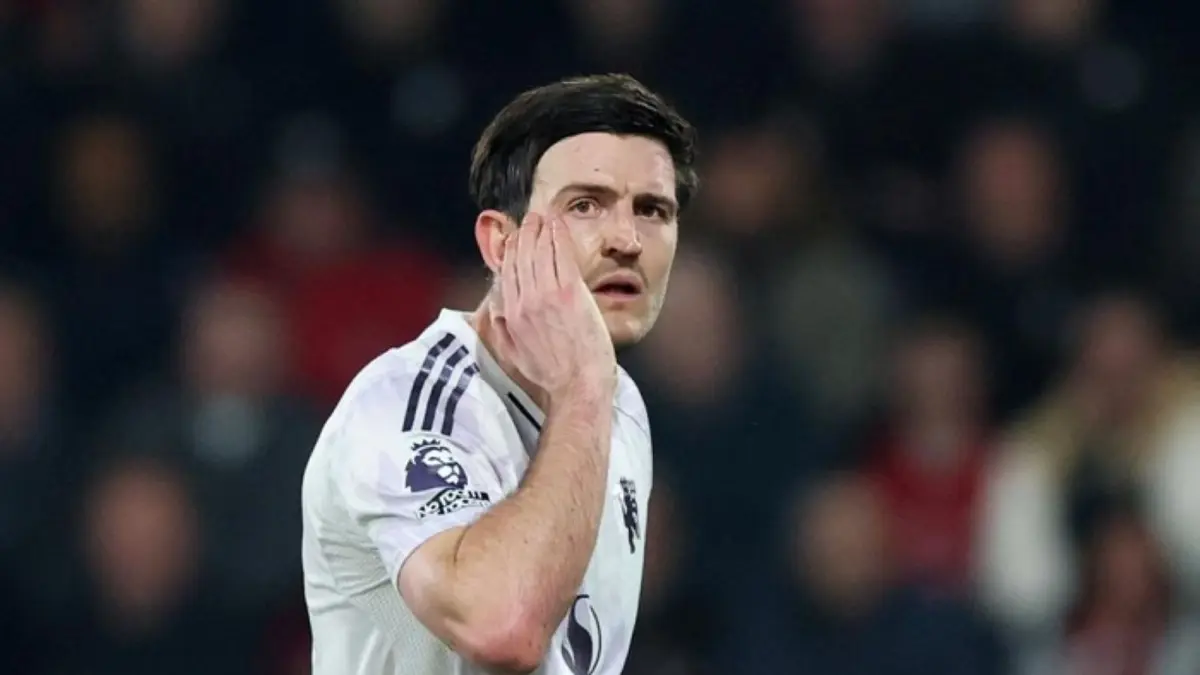 Bek Manchester United, Harry Maguire, dipastikan absen saat menghadapi Chelsea akibat skorsing, membuat lini belakang Setan Merah krisis pemain.