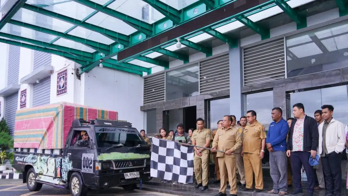 Bupati Karo Antonius Ginting melepas pengiriman cabai merah ke Palangka Raya sebagai bagian kerja sama antar daerah untuk stabilisasi harga petani.