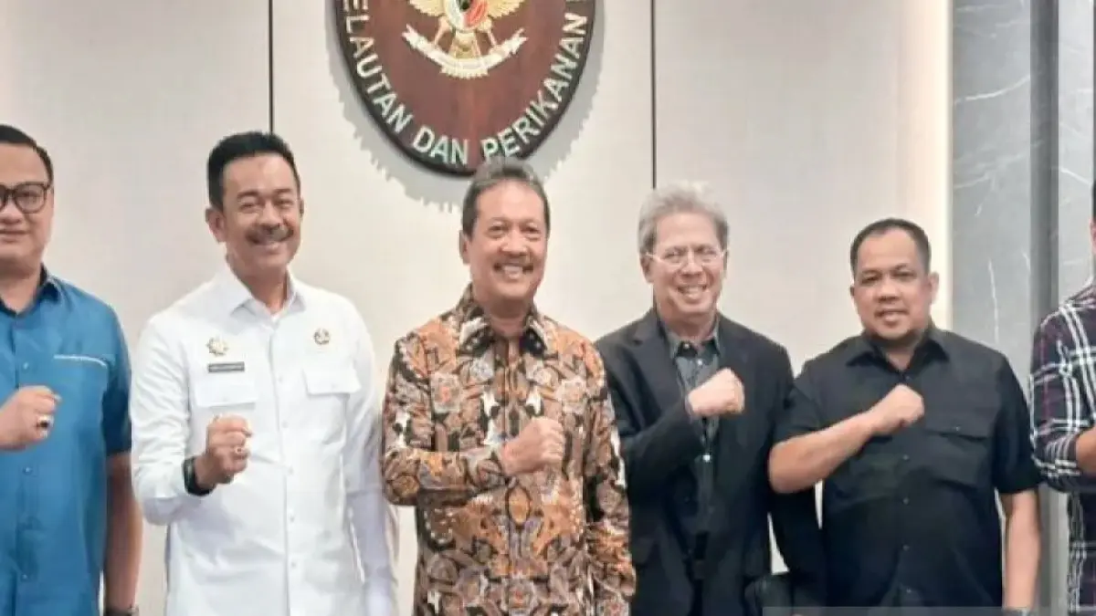 Bupati Mandailing Natal Saipullah Nasution bertemu Menteri Kelautan dan Perikanan Sakti Wahyu Trenggono di Jakarta membahas percepatan pembentukan koperasi nelayan.