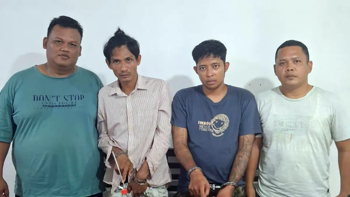 Dua pria diamankan polisi saat penggerebekan rumah kosong yang dijadikan lokasi pesta dan transaksi sabu di Bandar Masilam, Simalungun.